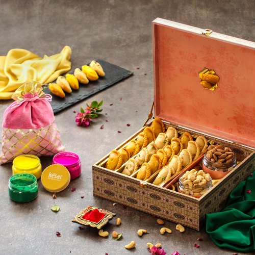 Classic Delicacies with Organic Colors in Pink Floral Box