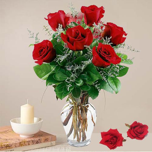 Graceful Bunch of Red Roses in a Vase	