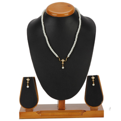 Fashionable Pearl Pendant Set with Earrings